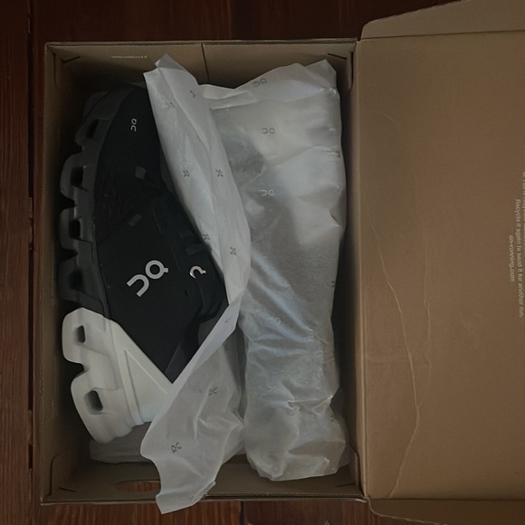 ON Women’s Cloud tech cloud flyer 4-size 8.5-BRAND NEW IN BOX!! - Picture 9 of 13